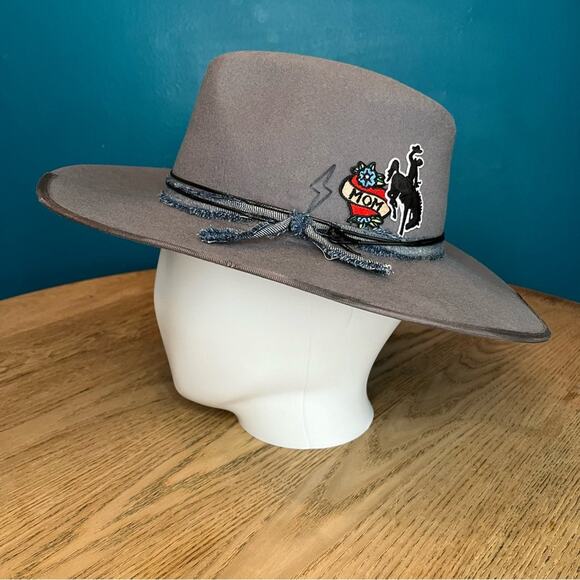 NWT Felt Rancher Hat Fedora ‘Mom’ Cowgirl Western Wide Brim Gray Patches Medium - Picture 1 of 10